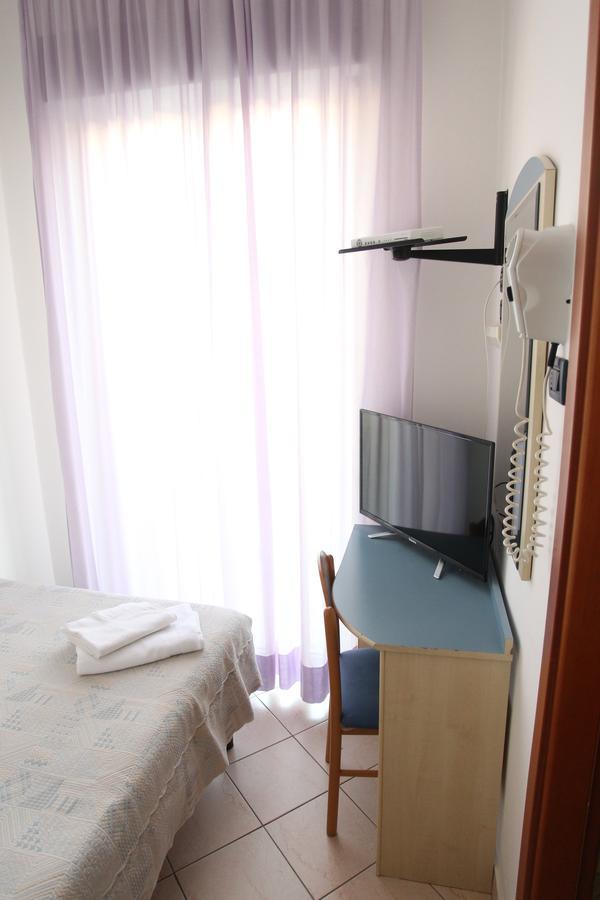 Hotel Giorg - Waterpark Included Римини Екстериор снимка