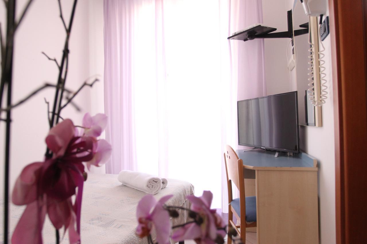 Hotel Giorg - Waterpark Included Римини Екстериор снимка