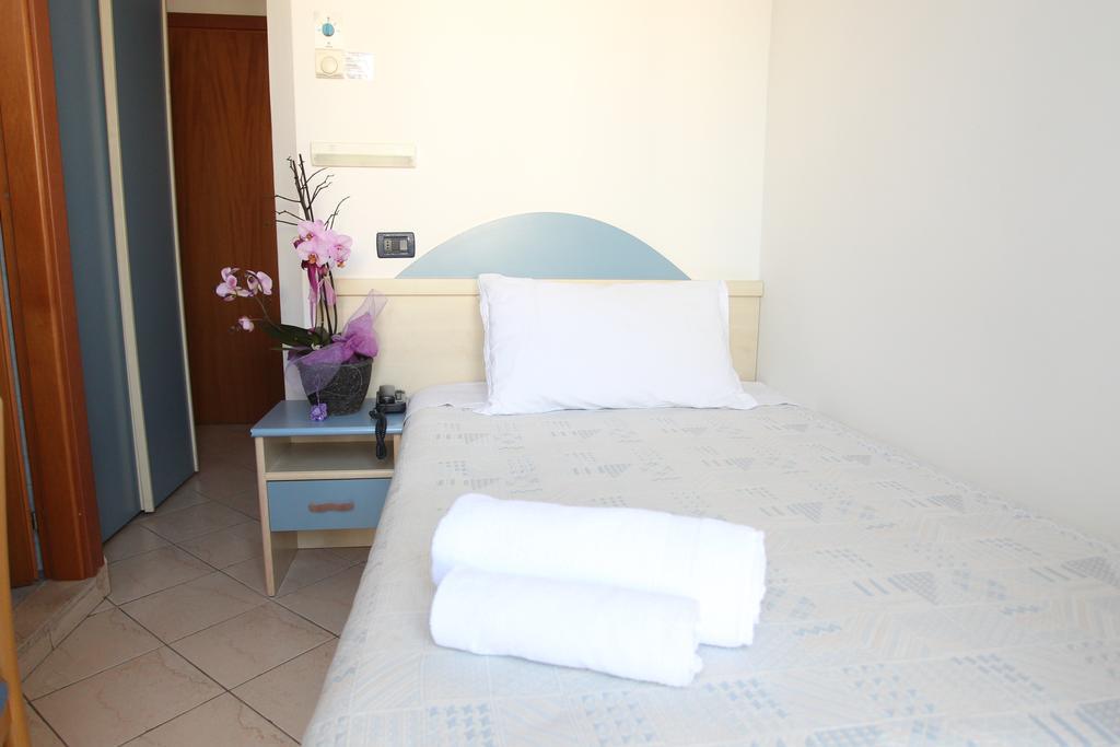 Hotel Giorg - Waterpark Included Римини Екстериор снимка