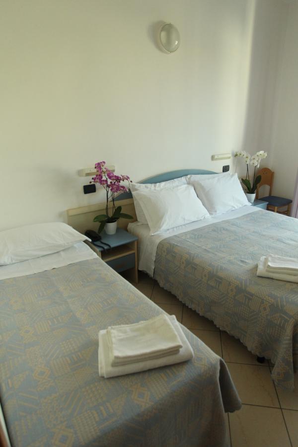 Hotel Giorg - Waterpark Included Римини Екстериор снимка