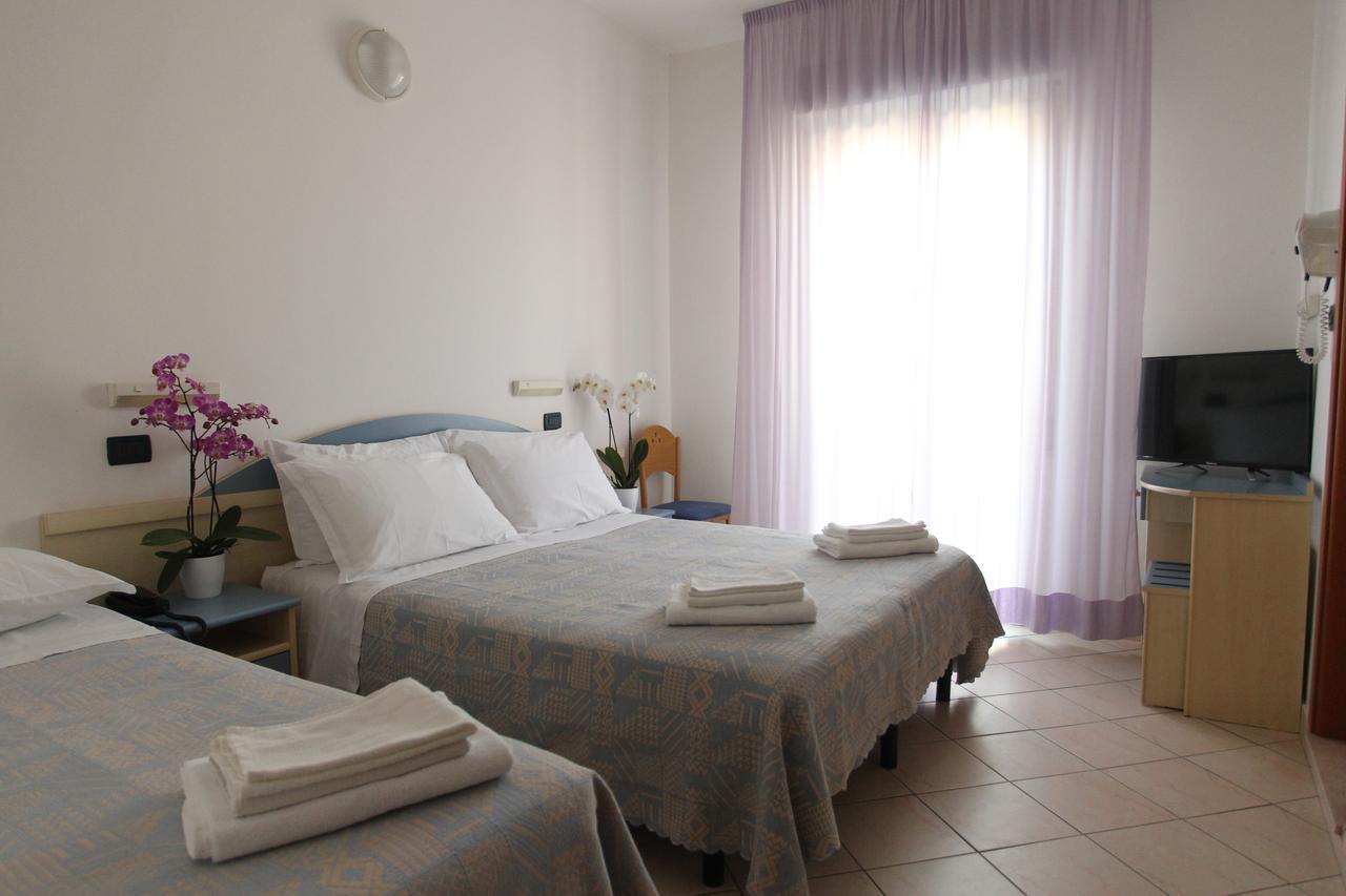 Hotel Giorg - Waterpark Included Римини Екстериор снимка