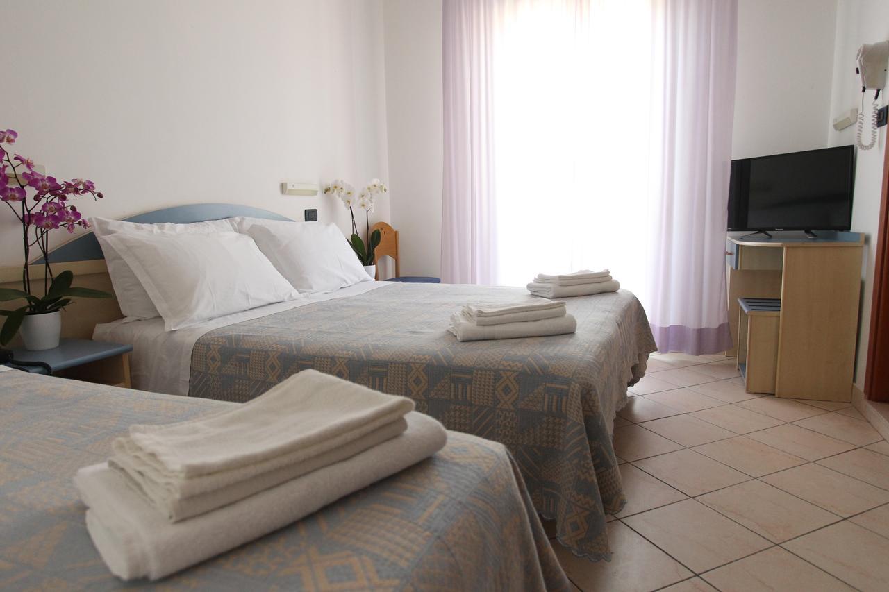 Hotel Giorg - Waterpark Included Римини Екстериор снимка
